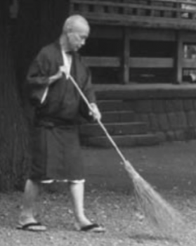 清掃奉仕する西田天香師