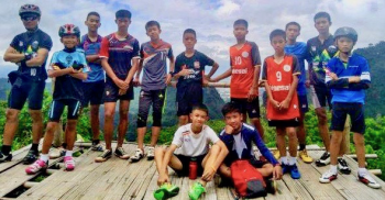 タイのサッカー少年達とコーチ